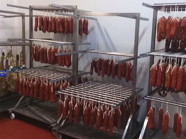 Embutidos, jamones y otros productos curados.